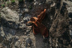 Chaussure de femme posés par terre.