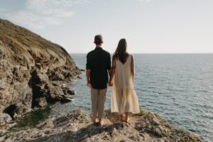 Couple face à l'océan.