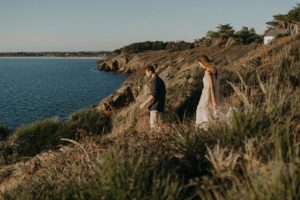 Couple qui descend vers la mer.