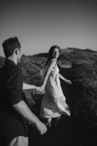 Couple qui coure en se regardant amoureusement.