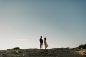 Couple en bord de mer.