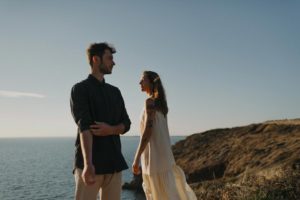 Couple sur les côtes de l'océan.