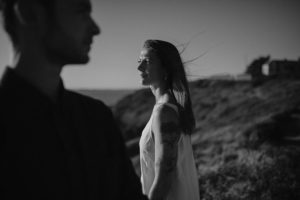 Couple dans le vent en bord de mer.