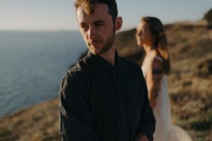 Couple sur le littoral.