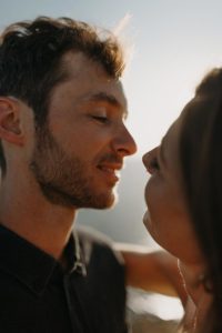 Couple qui se regarde amoureusement.