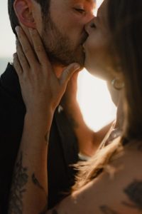 Couple qui s'embrasse.