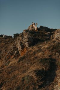 Couple assis sur les rochers.