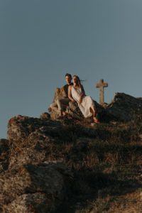Couple assis sur le littoral rocheux.