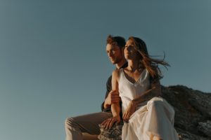 Couple assis en milieu sauvage.