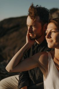 Femme qui caresse le visage de son homme.