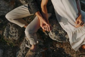 Les mains d'un couple qui se tiennent.