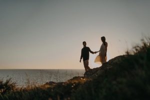 Un couple qui descend vers l'océan.