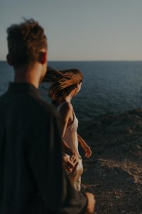 Couple qui coure vers l'océan.