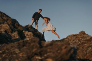 Couple qui saute de rochers en rochers.