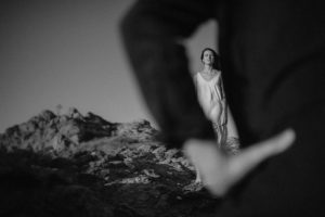 Femme en robe sur les rochers.