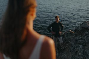 Homme qui regarde sa femme en bord de mer.