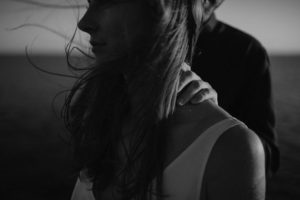 Femme les cheveux au vent.