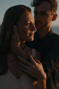 Couple enlacé en bord de mer.