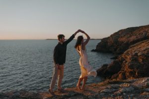 Couple qui danse sur le littoral.