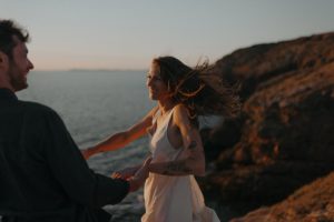 Couple qui danse sur les côtes.