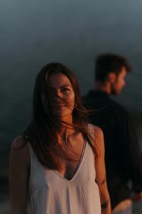 Couple au coucher du soleil en bord de mer.