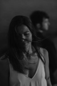 Femme les cheveux au vent.