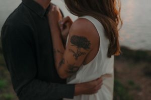 Tatouage d'une femme enlacée à son homme.