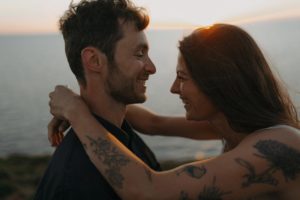 Couple qui heureux qui s'amuse en bord de mer.