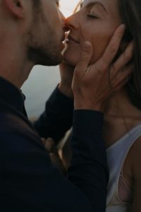 Couple qui s'embrasse.