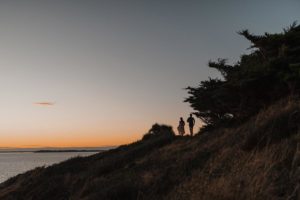 Couple en bord de mer à la tombée de la nuit.