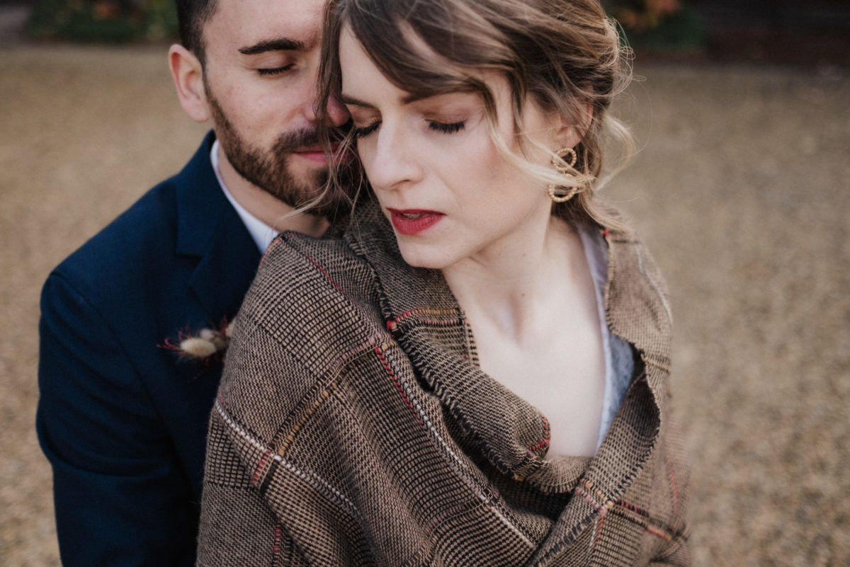 Couple les yeux fermés, apaisés.