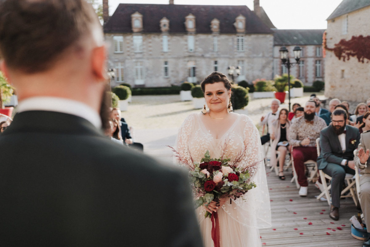 La mariée arrive à la cérémonie face au marié.
