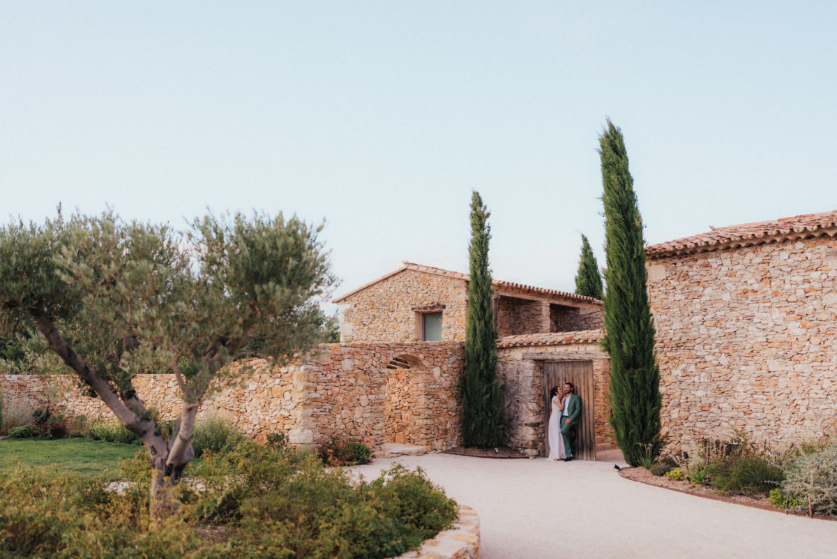 Marié au milieu d'un décor de Provence.