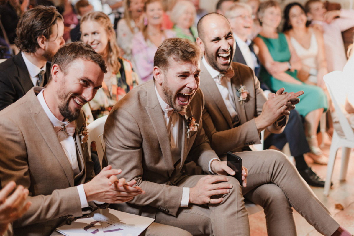 Des témoins de mariage qui explosent de rire pendant la cérémonie.
