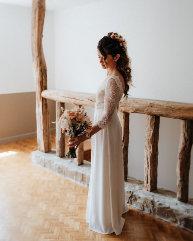 .

Les préparatifs de Jessica.

Lieu @chateaudemaudetour
Photographe @romuald_payraudeau
Coiffure @johannapariente_muah
Accessoires @le_cercle_des_fleurs
Wedding planner officiante @marie_flovinno 
Animation enfant @pikotyevent
DJ @eorganiz
Traiteur @erisay_receptions 
Fleuriste @atelier_liseron 

#mariagevexin 
#frenchphotographer
#photographemariage 
#inspirationmariage 
#weddinglegends
#mariage2026 
#letsgosomewhere
#analogweddingphotographer