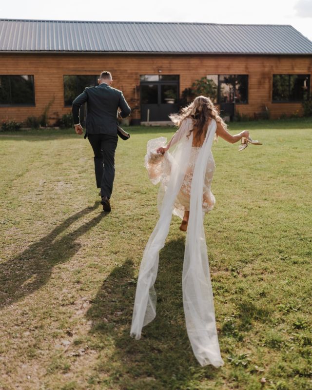 .

Kym et Jérôme

Un lieu perdu dans l’immensité de l’Eure-et-Loir, un mariage simple et intimiste. L’évasion parfaite pour profiter d’une belle journée riche en émotions et en rigolades.

@aletterforkym

Lieu : Domaine de Malabry
Photographie @romuald_payraudeau
Makeup @sd.makeup.artist
Robe @madewithlovebridal
Costume @latelier5_sceaux
Bijoux @swarovski
Parfum @kenzo
Fleurs : sœur de Kym
Traiteur : La Spiral Gourmande
Officiant de cérémonie @alexa_rutherford
Magicien @blue_aure
DJ manuelwelz

#mariageevasion 
#mariageintimiste 
#elopement 
#destinationweddingphotographer 
#photographemariage 
#frenchweddingphotographer
#bridetobe
#mariage2025